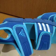 adidas サンダルの画像