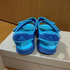 adidas サンダルの画像