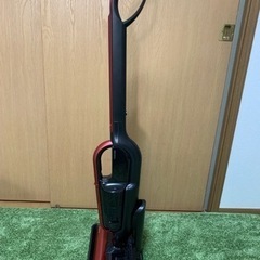 【取引中】東芝　コードレス掃除機（赤）＋充電台の画像