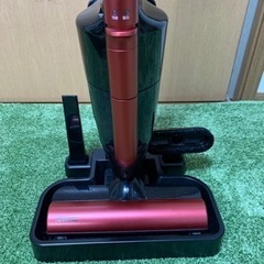 【取引中】東芝　コードレス掃除機（赤）＋充電台の画像