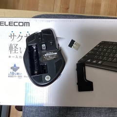 Bluetoothキーボード（角度調整脚破損紛失）とUSB無線マウスの画像