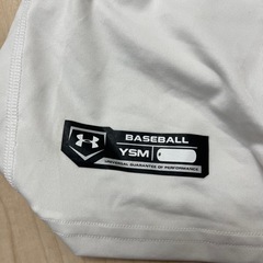 新品・タグ付き　アンダーアーマー　キッズ　アンダーシャツ　YSMサイズの画像