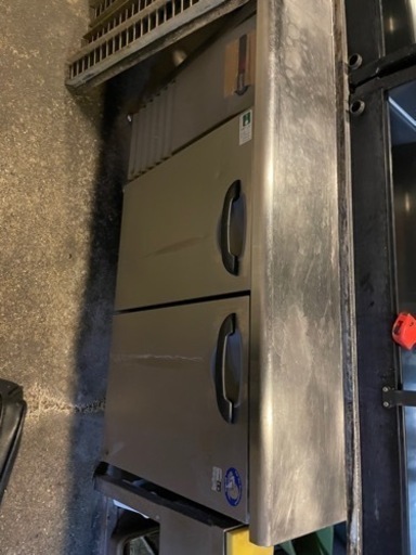 現役業務用冷蔵庫2台とショーケース3台