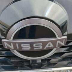 日産ＡＵＲＡ　光るエンブレムの画像