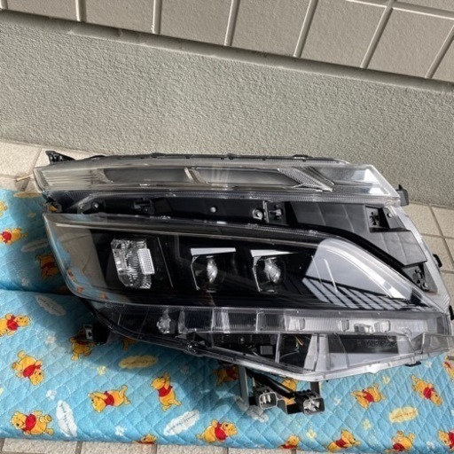 ヴォクシー80 後期運転席側ヘッドライト