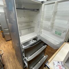 リサイクルショップどりーむ鹿大前店No8348 冷蔵庫　大き目　格安冷蔵庫！　４０４L　自動製氷機能故障　2004年製　他動作確認OKの画像