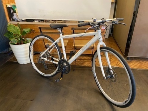 【タイヤ新品】クロスバイク　ディスクブレーキ　700c ホワイト