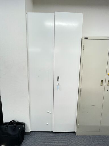 家具 オフィス用家具  扉付きロッカー1台(KUROGANE)  書類棚　扉付き(鍵あり)