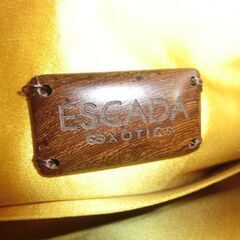 ★お持ちになってる方が少ないESCADA　エスカーダのバッグ専用袋付き、未使用に近い、★ドイツ製、木の部分と★デザインが特徴です、目立ちます、（持ち手ファスナー、横の丸い部分が木で出来てます）又横から見ると長く、流線型です、画像参照付属説明書（外国語）と栞★お手数をおかけします、プロフィール必読ですの画像