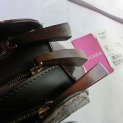 ★お持ちになってる方が少ないESCADA　エスカーダのバッグ専用袋付き、未使用に近い、★ドイツ製、木の部分と★デザインが特徴です、目立ちます、（持ち手ファスナー、横の丸い部分が木で出来てます）又横から見ると長く、流線型です、画像参照付属説明書（外国語）と栞★お手数をおかけします、プロフィール必読ですの画像