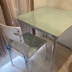 ダイニングテーブルといすを無料でお譲りします。