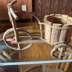 木の乗り物のオブジェの画像