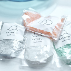 【新品未開封】BATHFUL コラーゲン入りバスソルト 入浴剤 ホワイトフルールの香り 200gの画像