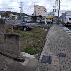屋根付き駐車場 1軒 と青空駐車場4台(何商も) ５０坪