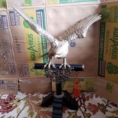鷹の置物　金属製