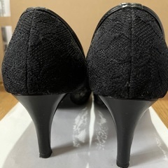 【値下げしました】総レース黒のパンプスの画像
