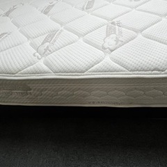 【美品】ダブルベッド　フレーム&マットレスの画像