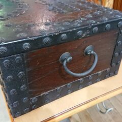 欅の千両箱 ☆銭箱☆ 金庫 　鍵付き 　鉄金具 小物入れ 　ビィンテージ 欅の千両箱 ☆銭箱☆ 金庫 鍵付き 鉄金具 小物入れ ビィンテージ