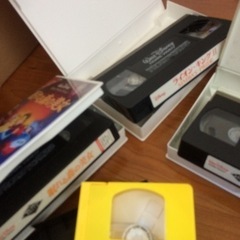 ディズニーのDVDとグッチのケース2点の画像