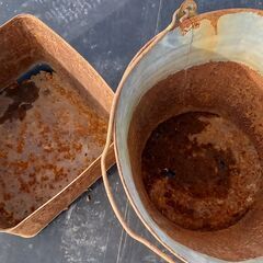 錆びたバケツと四角い缶の画像