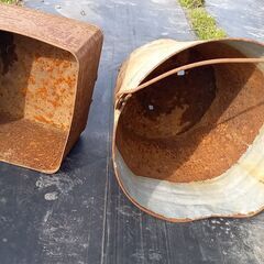 錆びたバケツと四角い缶の画像
