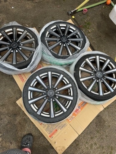 車のパーツ タイヤ、ホイール