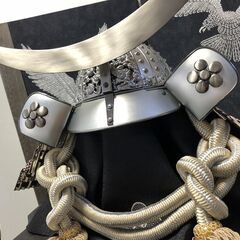 ▼【伊達政宗　五月人形　かぶと　いぶし銀　25号サイズ　程度良好　】伊達政宗 いぶし銀 25号 /屏風 /弓太刀飾り インテリア 兜 季節 飾り（NF231223）203-12Wの画像