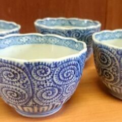  時代を感じる蛸唐草文様がきれいな器です。