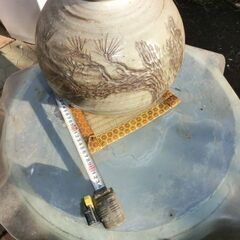 ★笠間焼、花瓶、側面は彫り物です（多分松？）★大きさもあり約35cm程、★彫り物が特徴、★奥田製作所★お手数をおかけしますが、お問い合わせ前にプロフィールをお読み下さいの画像