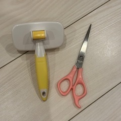 ペット用品 櫛とハサミの画像