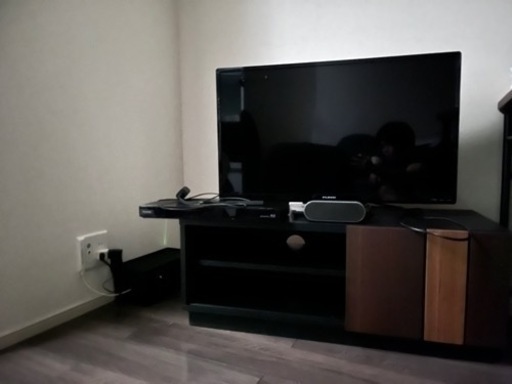 テレビ、テレビ台、レコーダーのセット（アンテナケーブルとスピーカー付き）