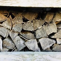 切ってから数年経った古い薪木・薪