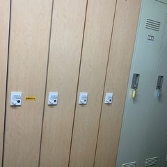 4人用 スチールロッカー(木目扉)ダイヤル錠 幅900×奥行51...