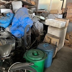 冷蔵庫、鉄屑、自転車、廃材などの画像