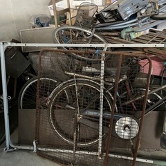 冷蔵庫、鉄屑、自転車、廃材などの画像