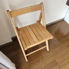 木製の椅子の画像
