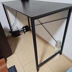 テーブル,ロッカー,椅子。