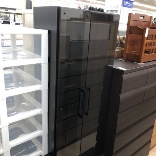 ダークブラウン色のガラス扉付きのキャビネットのご紹介です