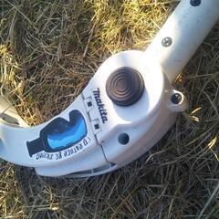 受け渡し者決定　マキタ バッテリー刈払機(ジャンク) ハンディ芝刈機 ハンディ芝刈機に付ける延長棒(？)のセットの画像