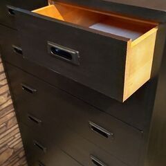 ゴシック調リユース家具タンスの画像