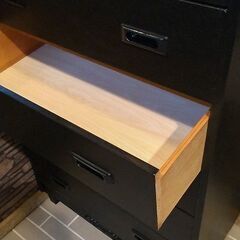 ゴシック調リユース家具タンスの画像