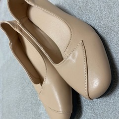 靴 ベージュパンプス　24.5cmの画像