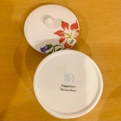 今では入手困難な絶版品フランフラン(Francfranc)花柄　上蓋付き食器　95mm 高さ8cm(蓋まで)の画像