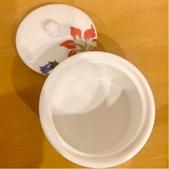 今では入手困難な絶版品フランフラン(Francfranc)花柄　上蓋付き食器　95mm 高さ8cm(蓋まで)の画像