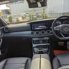 女性の一人乗り車。メルセデス・ベンツE200スポーツ。