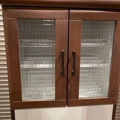 ★中古格安食器棚！ アンティークぽいガラスやアイアン取っ手が素敵な 食器棚の画像