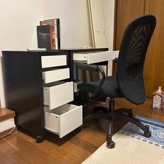 IKEAの机と小引き出し IKEAのイスと本棚