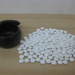 碁石 黒石187個 白石200個 直径2.2cm 厚み0.7cm 碁笥付きの画像