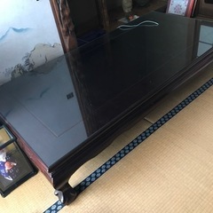 お問い合わせ待ってます。ガラス板付き大きいテーブル