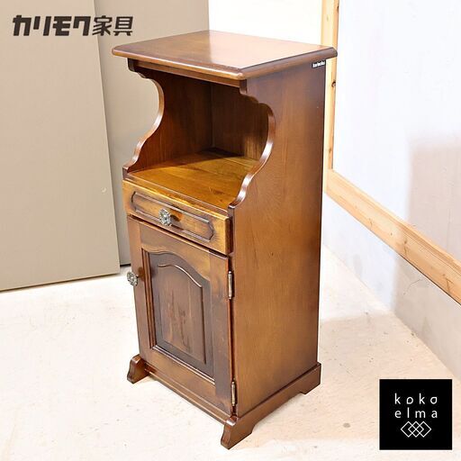 Karimoku(カリモク家具)のCOLONIAL(コロニアル)シリーズの電話台です！アメリカンカントリー風の温かみのあるデザイン。コンパクトでスリムなのでリビングや玄関など置く場所を選びません♪